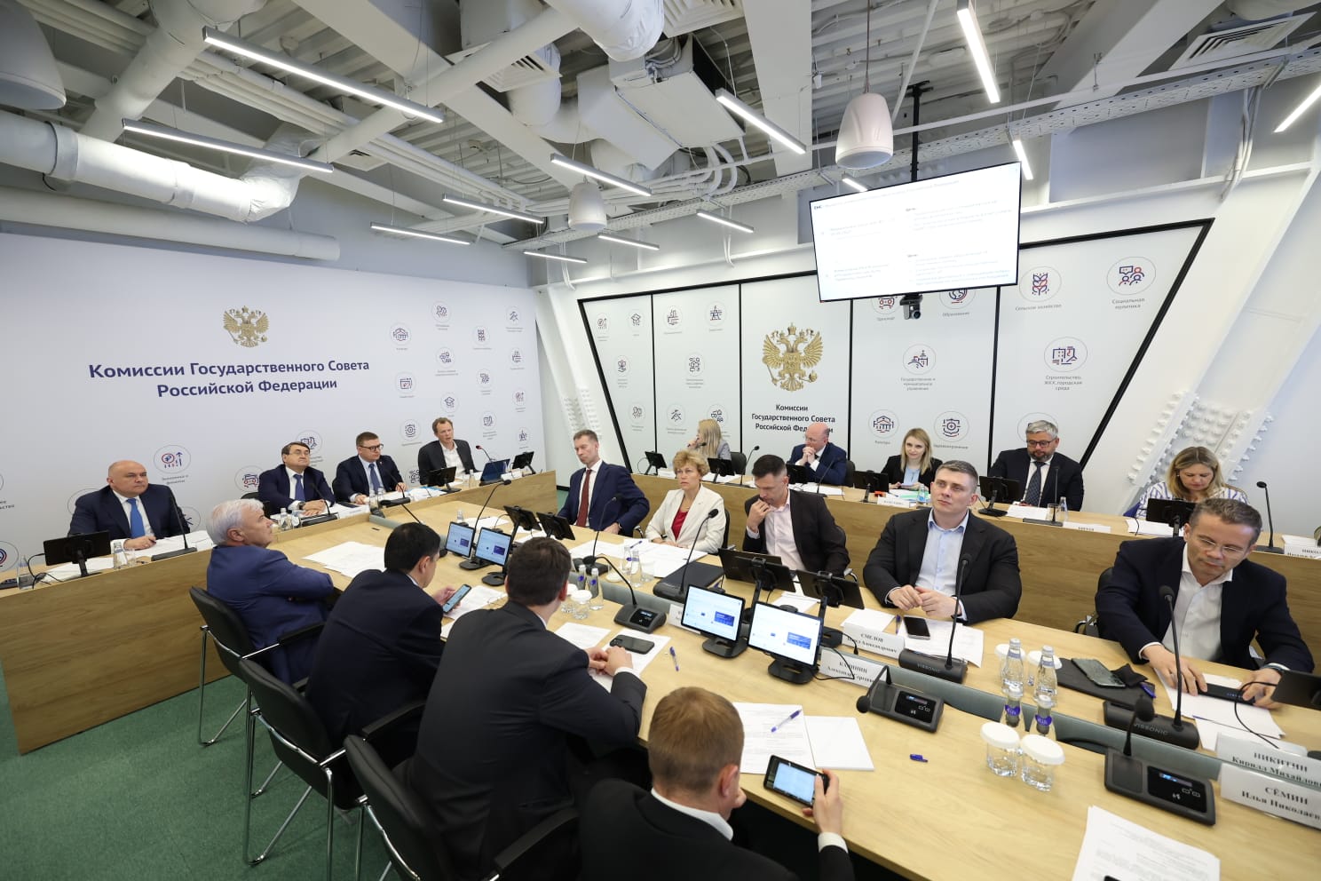 Планируемые поправки в отношении ЕНС обсудили на заседании комиссии Госсовета