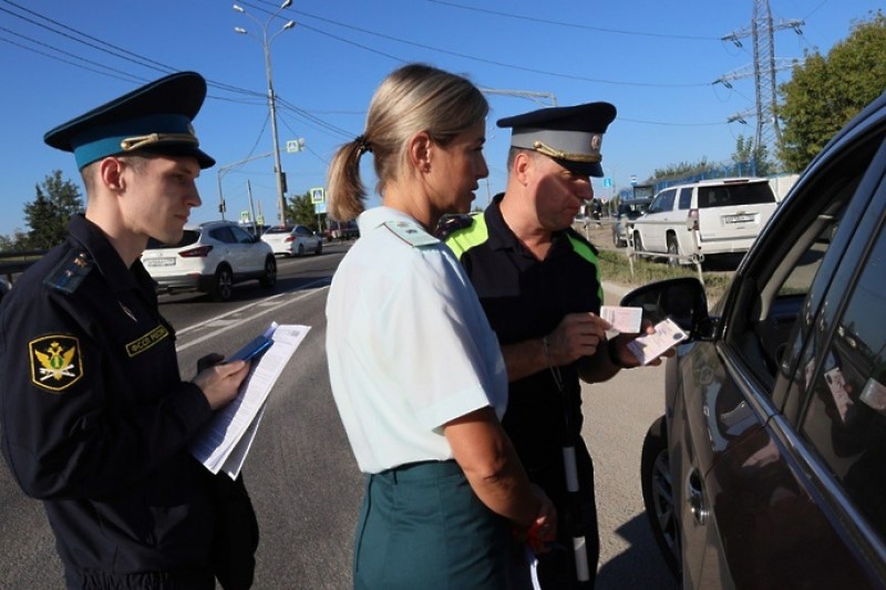 Налоговики Мытищ помогали автолюбителям разобраться в налоговых платежах